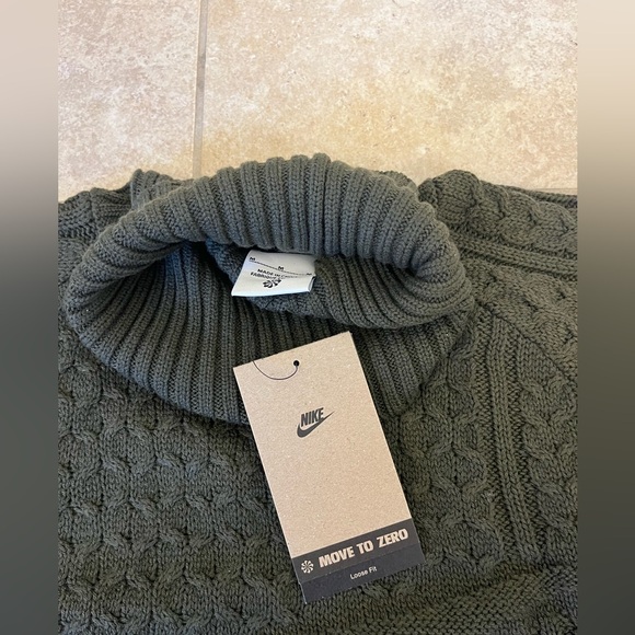 New Nike Life Cable Knit Turtleneck Cargo Khaki Sweater Men’s Size M FB7770-325 - Picture 6 of 8